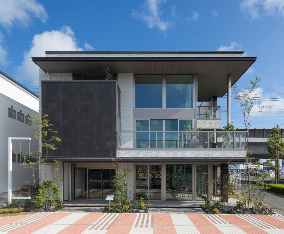 3階建ての重厚感ある建物に、二層の庇とガラスバルコニーで水平ラインと浮遊感を演出しました。