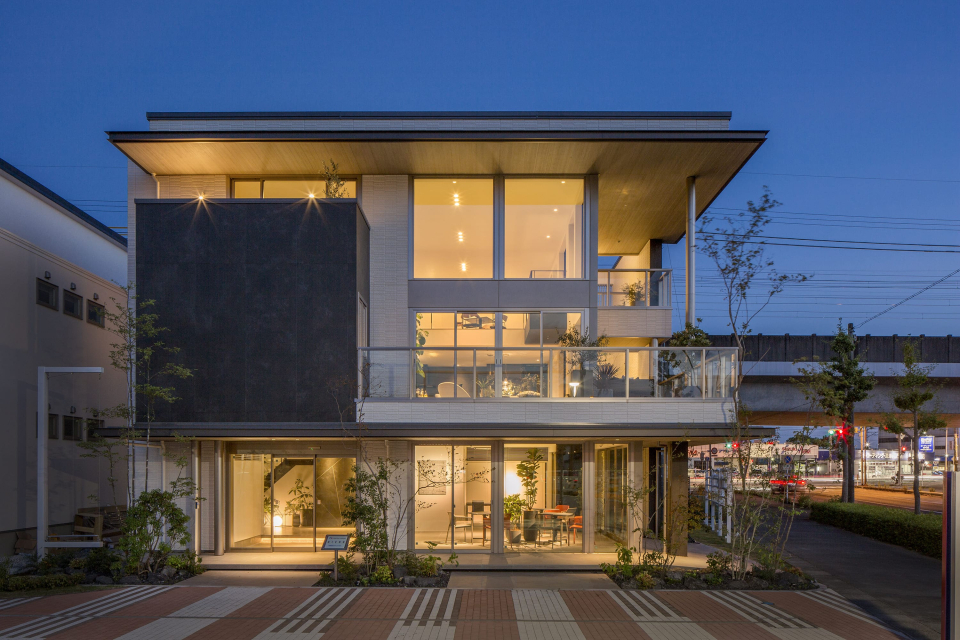 事前予約制で、18時以降のご案内も承っております。