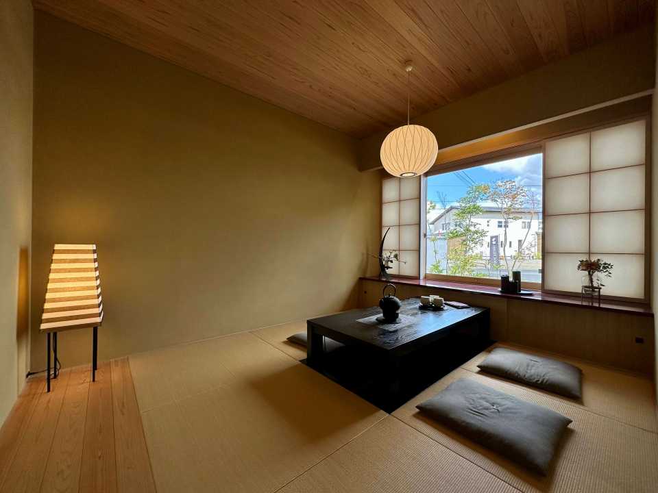 塗り壁、天井に杉板を採用し和の空間を演出。窓から見える外の景色を楽しめるピクチャーウインドウも見どころです。