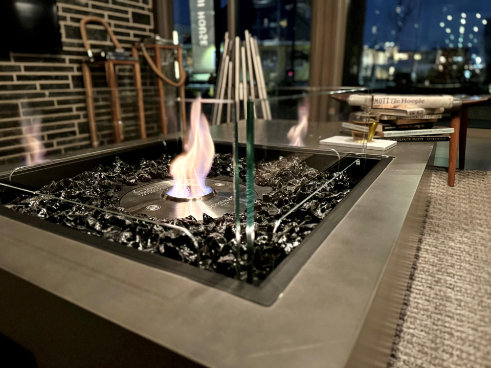 リビングテーブルにはエタノール暖炉を採用。「くつろぎながら炎を眺める」そんな暮らしを演出します。