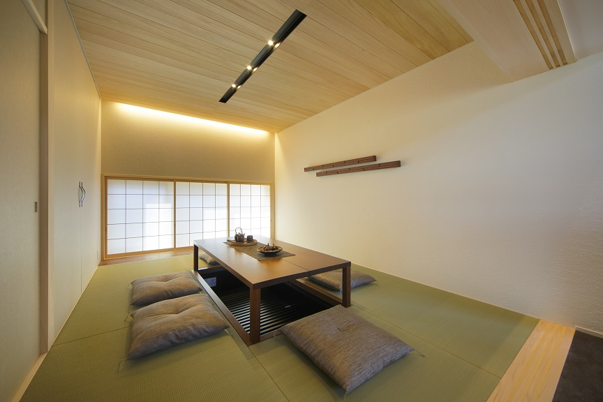 落ち着きと深い趣を備えながらも多彩な使い方ができるタタミの間。
洋風の住まいといえども、やはり和室は設けておきたいひと部屋です。