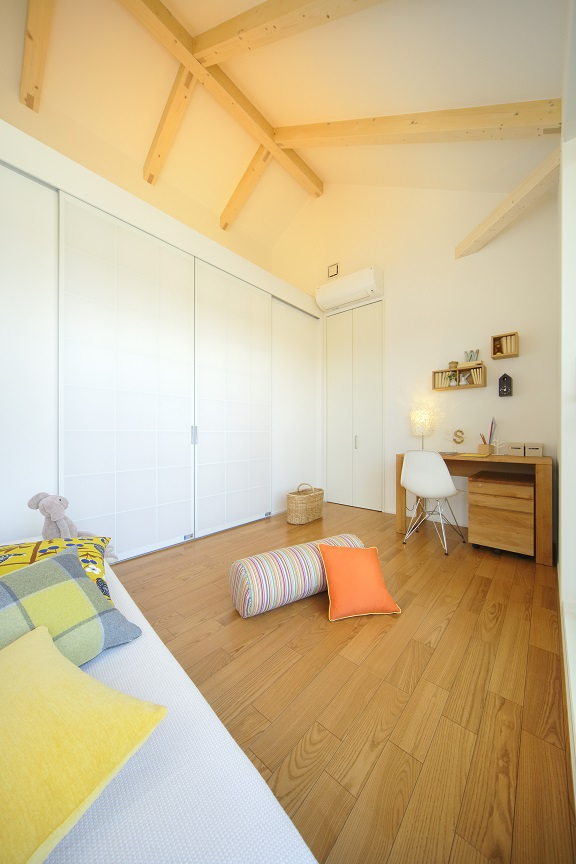 勾配天井を生かしたおしゃれな子ども部屋です。
単に勉強部屋ではない、リラックスできるスペースである
子ども部屋の新しい考え方をご提案させて頂きます。