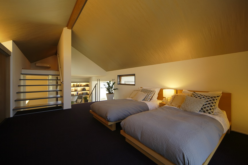 ティンバーウィンドーの窓の表情と勾配天井が印象的な寝室です。