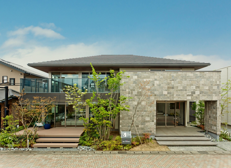 伝統とモダンが融合した、新しい日本の邸宅「イズ・ロイエ」
いつまでも美しく、強靱な積水ハウスの最高級外壁材「ダインコンクリート」は、暮らしを守るシェルターとして、 また安らぎの場所として、末長くご家族と共に歩みます。