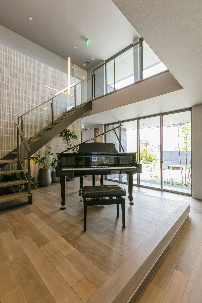 家の中心にステージを計画、グランドピアノを設えました。
3.5m×4.0mの吹き抜けを通して美しい音色が家中に響き渡ります。