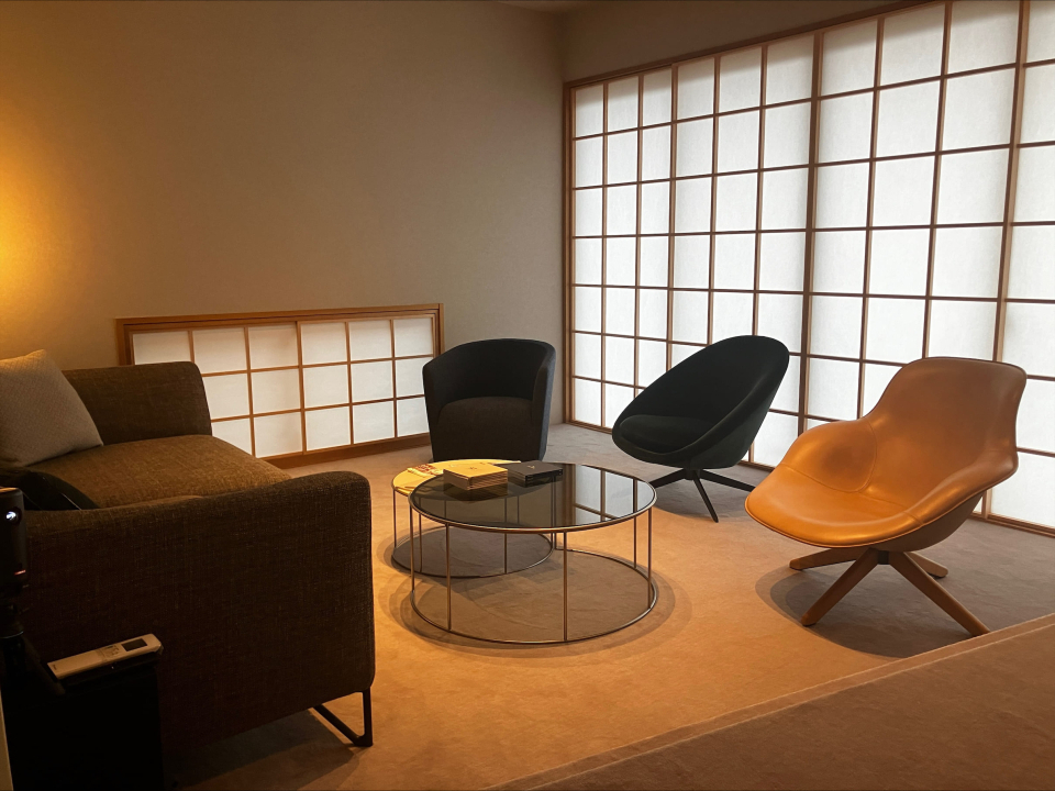 定期的に家具メーカーを変え、ソファ・チェア・テーブルをトータルコーディネート。
メーカーごとのこだわりが詰まった素敵なラウンジです。