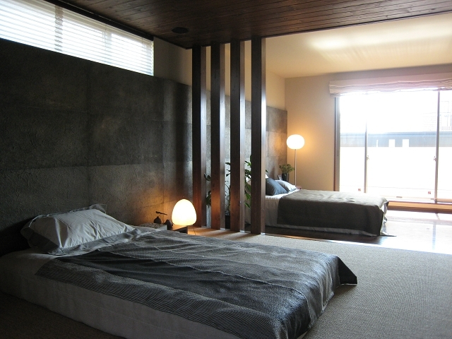 夫婦の主寝室は将来のライフステージの変化にフレキシブルに対応できるよう、それぞれにWICのある夫婦別寝床の提案をしています。
天井には木質感のあるCW天井材、壁に和紙、床にはサイザル麻を用い素材感のある寝室に設えています。