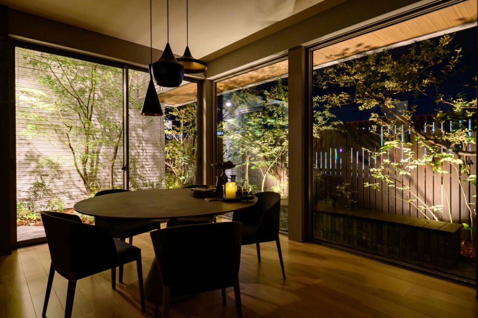 あかりに照らされた食卓から生まれる会話が、一日の疲れをやさしく癒してくれます。