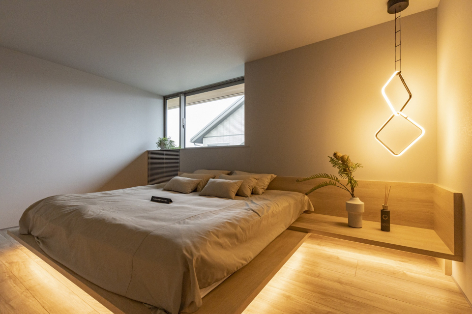 こもりヌックという新しいイドコロ空間。あえて天井高を落とし、浮遊感のある造作ベッドが特徴です。
