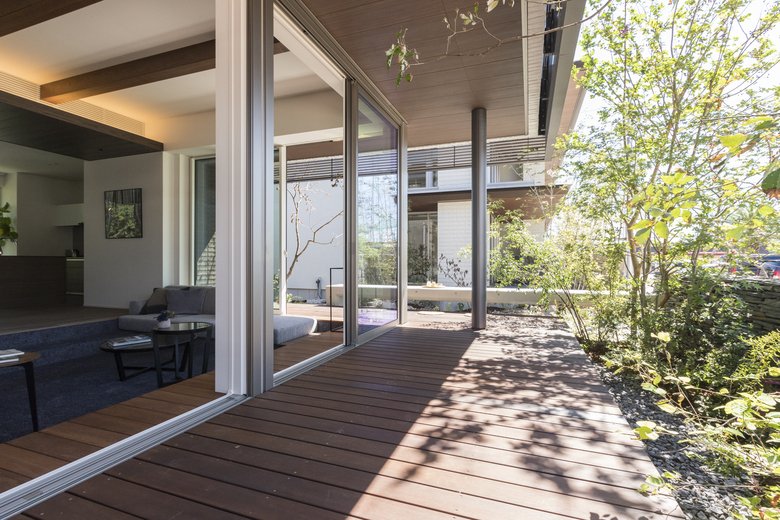 リビングと緩やかに繋がる、緑に囲まれた屋外空間です。