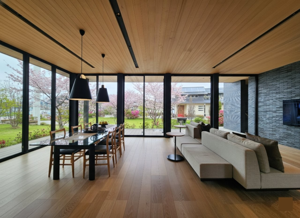 37.1帖の大空間LDK。12ｍの大開口でつながる軒下や、吹抜から注ぐ光など、まるで自然と一体になるような大空間です。