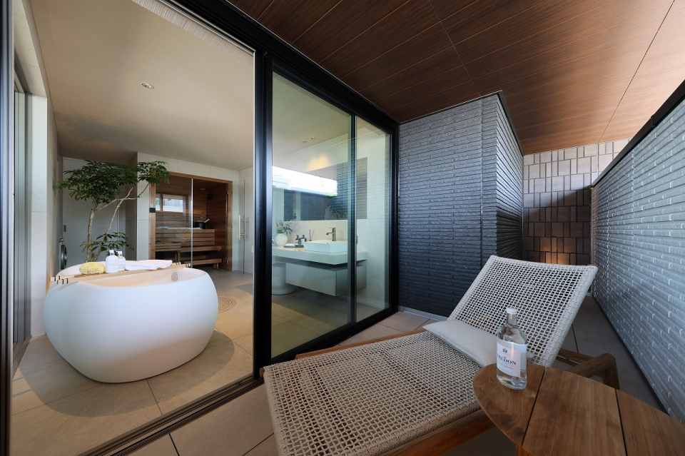 バルコニーに面し、外とのつながりを感じられる開放的な空間としています。バルコニーの壁を高く設けることで、周囲の視線を遮りながら自然光と風を心地よく取り込むプライベートな空間としました。空間内にはゆったりとしたサウナを備え、バルコニーでの外気欲も可能に。日常の中でリゾートのような「ととのう」体験を叶える癒しと快適性を兼ね備えた水まわり空間です。
