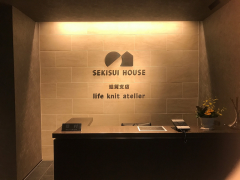 エントランスから見える受付は高級感があり、落ち着いた印象です。