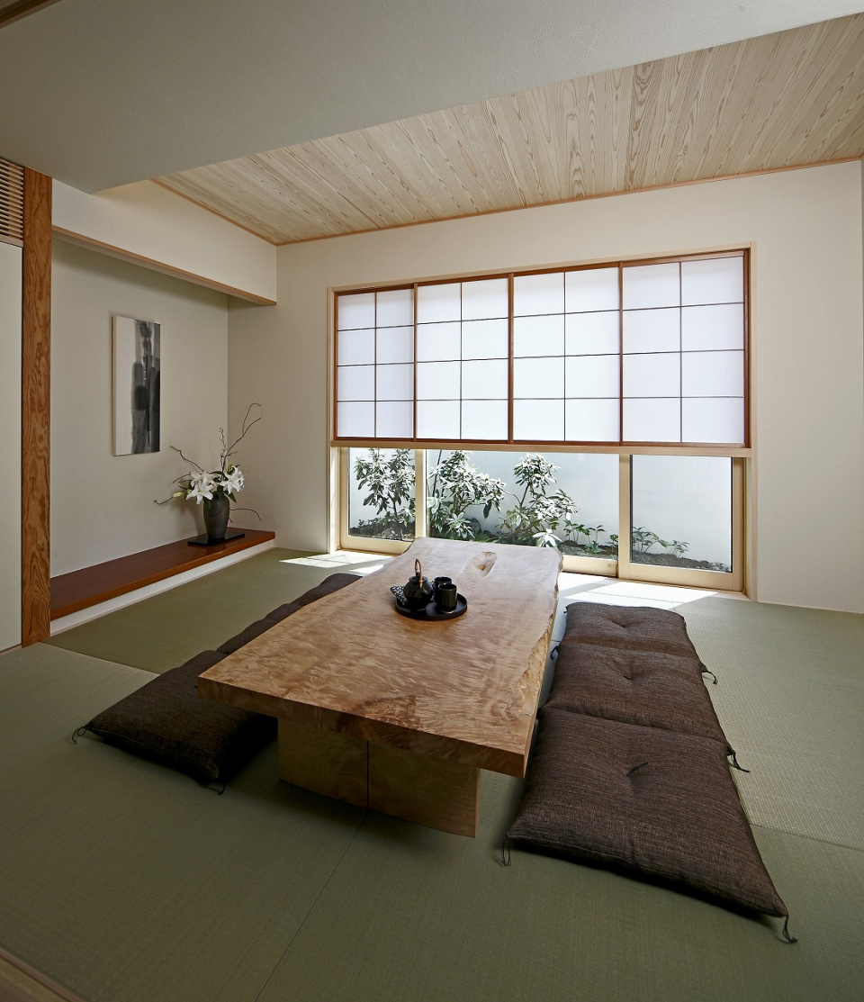 大壁仕様でありながら、床の間なども採用した、和モダンな和室。
 襖の先には緑が広がり、客間や茶の間など多彩なくつろぎを提供します。