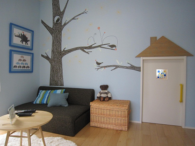 子ども部屋ならではの可愛らしい空間に。お子様がのびやかに遊べるキッズリビングになっています。