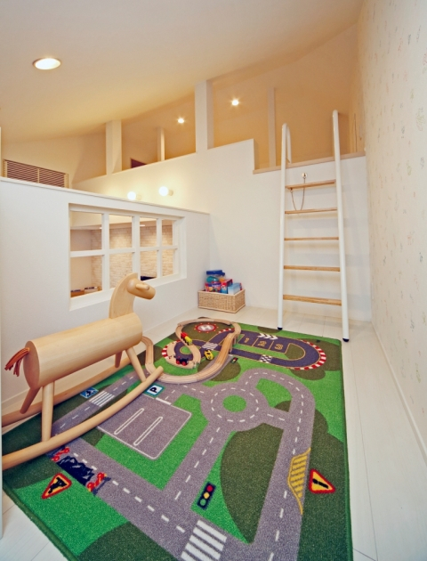 子どもの成長に合わせて部屋をレイアウトできるワイズ収納を採用。
秘密基地感覚のロフトが遊びのワクワク感を高める、知育にも役立つ楽しい空間です。