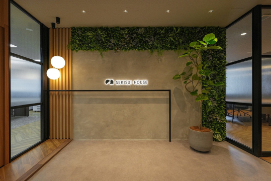 烏丸御池駅直結の南東角のビル７階に位置しています。
ぜひお気軽にご来場くださいませ。