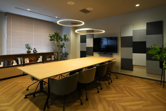 広々として落ち着いた空間の7階応接室