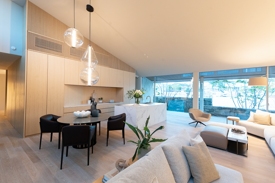 天井が高く、広々とした雰囲気があり、晴れた日には窓を開けて風の心地よさを肌で感じることができます。