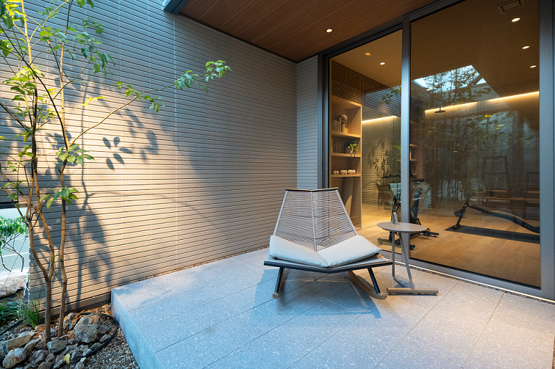 トレーニングルームと繋がるテラスの居どころは、運動後に風を感じながらひと息つける、心地よい場所です。