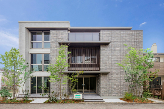 3ｍ×4ｍの吹き抜けを設けた大空間リビングや南北に抜けのある、心地よいダイニングキッチンをぜひ体感してください。