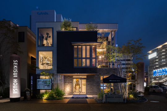 ＬＤＫには大きな開口部を設け、リビングからはあべのハルカスを望み、キッチンからは2層のピロティのシンボルツリーを見下ろす、立体的に広がりをもったまさしく都市に浮かぶ天空のリビングとなっています。