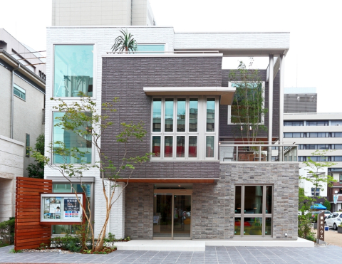 ＬＤＫには大きな開口部を設け、リビングからはあべのハルカスを望み、キッチンからは2層のピロティのシンボルツリーを見下ろす、立体的に広がりをもったまさしく都市に浮かぶ天空のリビングとなっています。