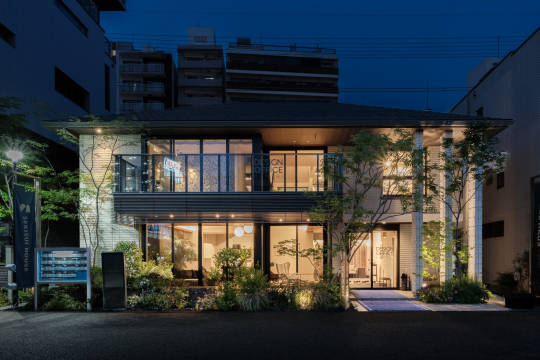 大開口に天井高2950㎜の大空間リビング。
リビング裏には在宅スペースが設けられ、
リビング空間に居ながらもプライベート空間が確保されています。
ダイニング上部には吹き抜けが設けられ上下階の繋がりを感じることができます。