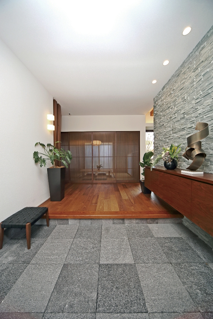 住まいの顔にふさわしく、おもてなしの心をデザインしました。