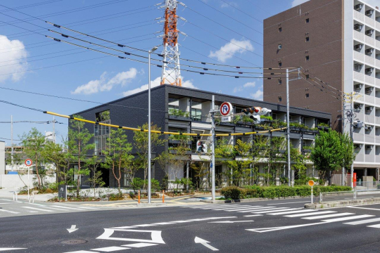 前面道路（ときはま線）より。
緑豊かな佇まいで地域に溶け込む心地よいオフィス。