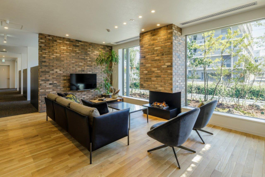 別荘のリビングのような暖炉のあるゆったりとした空間。