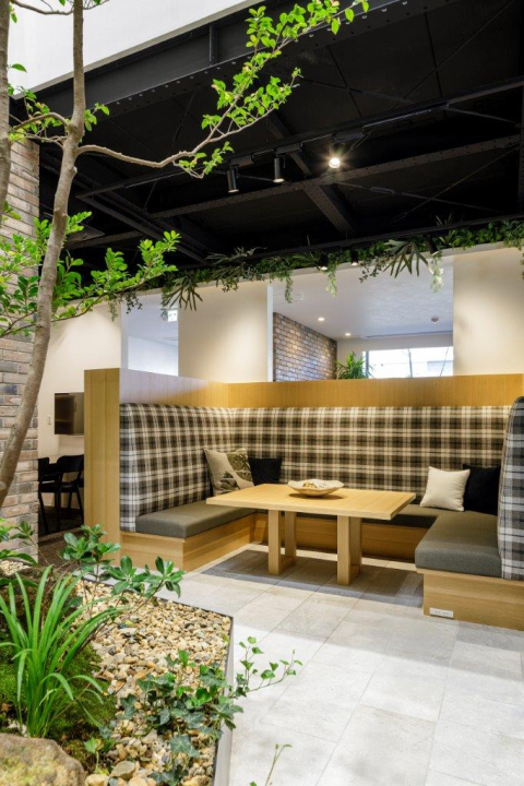 グリーンが目の前に広がるお洒落なカフェのような空間。