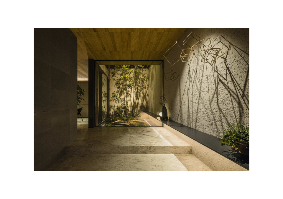 光と影が美しく映える、静けさのある玄関。
奥へと視線が抜け、外の緑をやさしく迎え入れます。