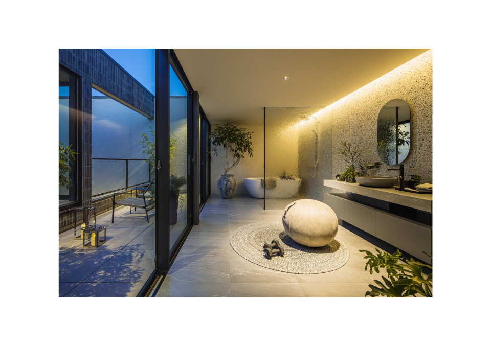 外とゆるやかにつながる視線の抜けと陰影を意識した、ホテルライクなサニタリー空間。