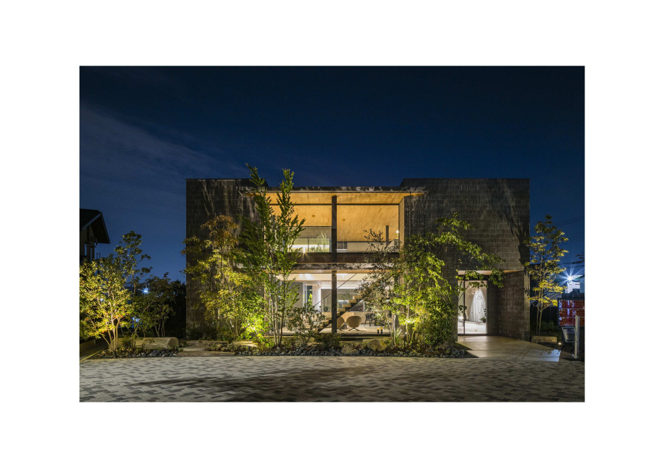 昼とは異なる表情を見せる、光と緑で魅せる夜の外観。