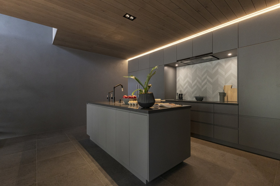 グレーを基調としたキッチン。収納計画をご参考いただけます。