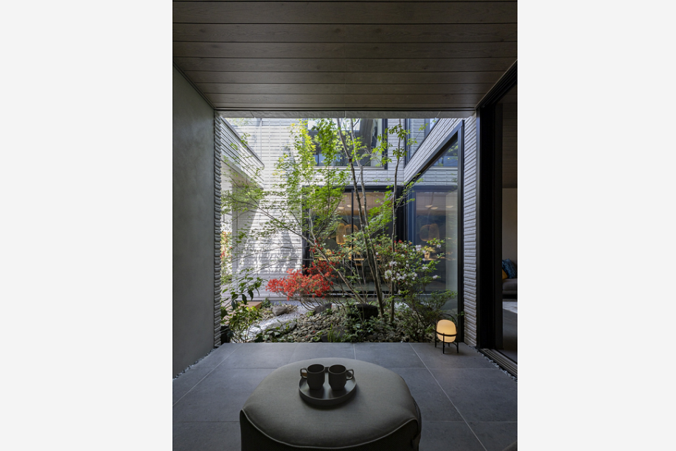 外にいるのに視線を感じない、落ち着いた空間です。