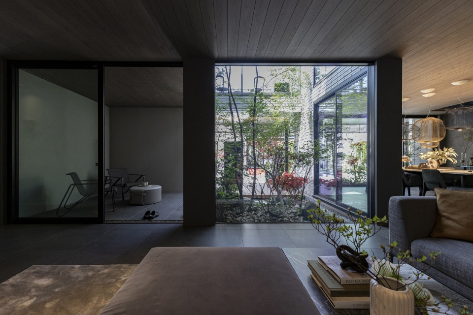 リビングとフラットに繋がったタイル床の中庭をご体感いただけます。