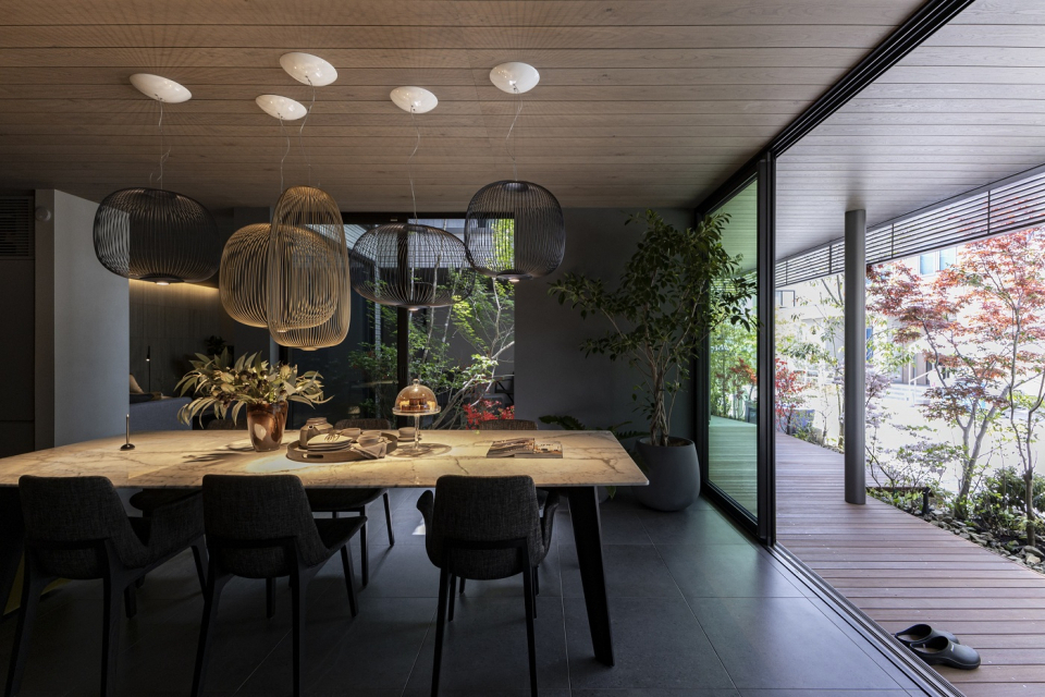 外と内でつながりを感じ、開放的な空間です。