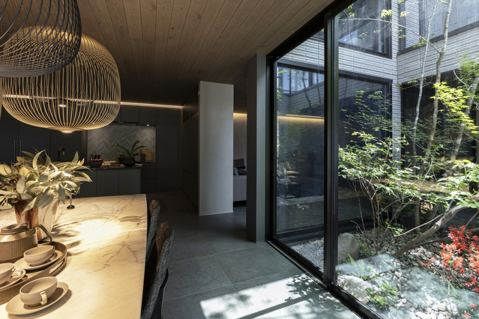 中庭とひとつにつながる開放的な暮らしをイメージできます。