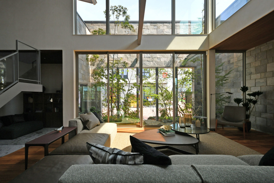 高さのある大きな窓から光が差し込み、リビング全体に開放感が広がります。窓越しに望む植栽が、室内にいながら四季の移ろいを楽しめます。