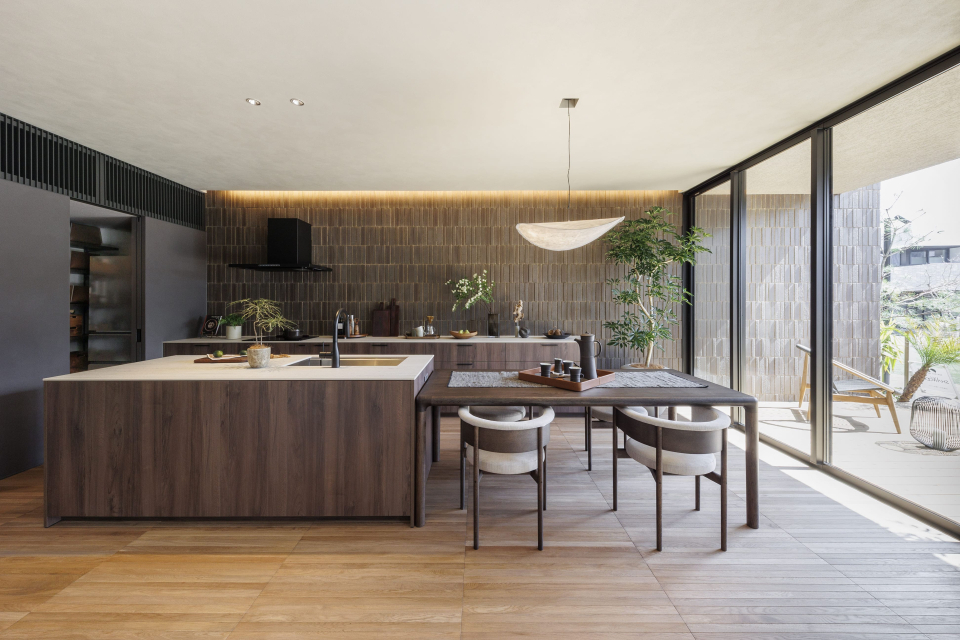 陽だまりの豊かさに包まれたダイニングキッチンは、自然に家族が集まる仕掛けが散りばめられています。
料理をしながらも家族を見守れる位置関係が心地よく、日常の会話や笑顔が自然と広がる、温もり溢れる暮らしの中心となる空間です。