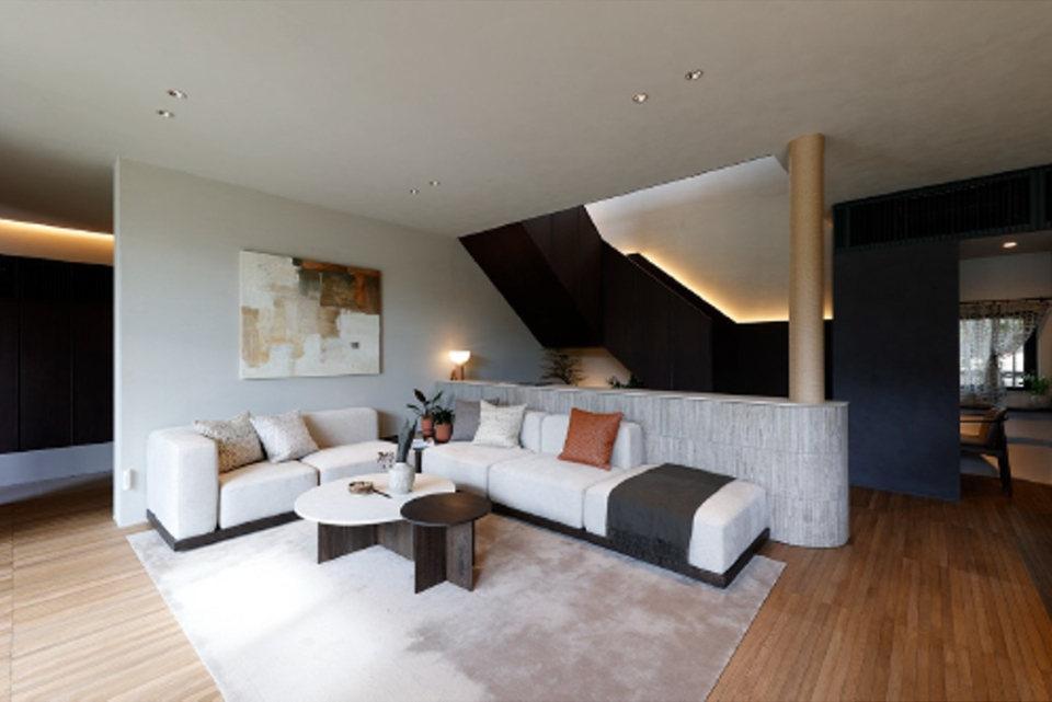 家族と集まったり、時には来客を招いたり、ゆとりあるリビング空間を中心に様々な居どころが散りばめられている。大開口、クリアビューによってつながった軒下空間も、陽だまりのぬくもりを肌で感じることのできる心地よい居場所となります。