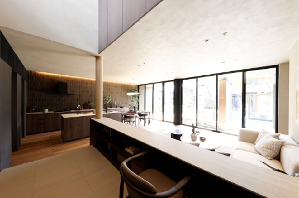 陽だまりに包まれ、風や自然の動きを感じられるデッキテラス。手間をかける喜びや味わい深い素材が語りを誘い、家族の歴史を刻む場となります。近所の人との会話も生まれ、暮らしに開かれた心地よい交流の場を育む空間です。