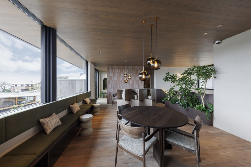 陽だまりの豊かさに包まれる2階ラウンジは、家族の未来に寄り添う可能性を備えた空間です。あえて未完成とすることで模様替えの自由度を高め、ライフスタイルや成長に合わせて自在に変化し、家族とともに歩む余白を残した場所になります。