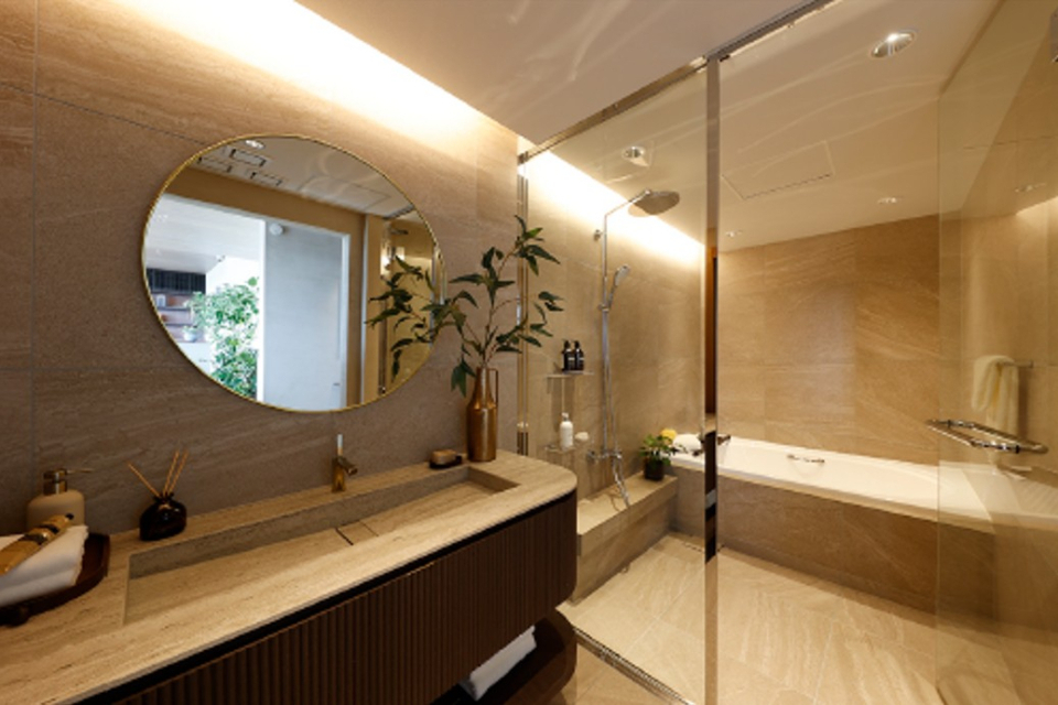 こだわりのバスルームに加えて、趣味のサウナを計画。
バルコニーと一体となって計画されており、屋内外のどちらでも贅沢な「整い」のひと時を過ごすことができます。