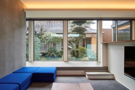 ★実際のオーナー様のお住まいです★
忍者屋敷みたいな変わった家にしたいがコセンプトで家作りがスタート。
母屋に隣接する畑の納屋を解体し、新築。
母屋の庭を共有し、大きな蓮窓と奥行あるＬＤＫで構成し、広がりを演出。
リビングは一段落ちたピットリビングを採用。また、アクセントタイル壁を押すと扉が開き、奥に書斎があるという少し面白い仕様になっています。
こちらのお住まいにご興味がありましたら、お気軽にご相談ください。
2019年4月撮影