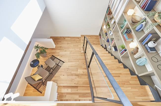階段横の壁面にたっぷりの収納スペースを確保。本や雑貨を飾ったり、インテリアスペースとしても楽しめます。