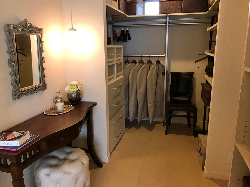 クローゼットというよりも、着替えやドレスアップするための専用のお部屋。
お出かけ前のひとときにも快適な空間を。