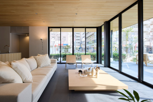 阪急西宮北口駅より徒歩３分の好立地に建てられた展示場です。
大開口サッシが魅力の外とのつながりを感じられる空間をご提案しています。